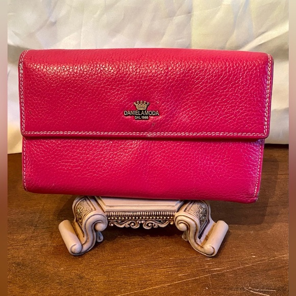 💥Daniela Moda Wallet💥 - Picture 1 of 10